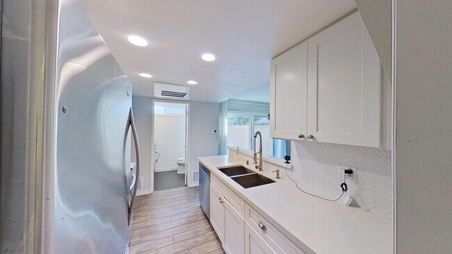 Building Photo - Must See! Lovely 3 Bedroom Townhouse in St...