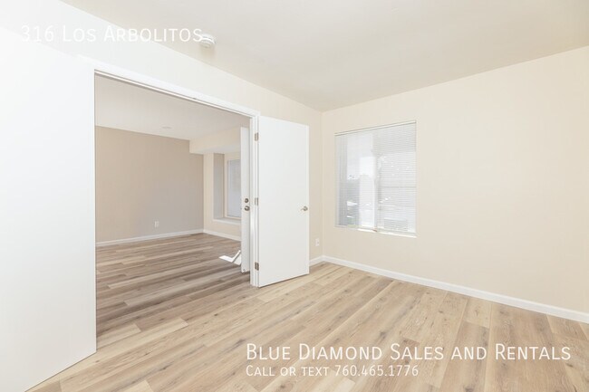 Building Photo - Completely upgraded 4 BR, 3 BA Townhouse i...