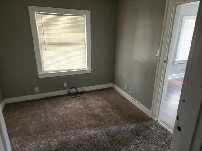 1st Bedroom/ Den - 223 W Woodlawn Ave