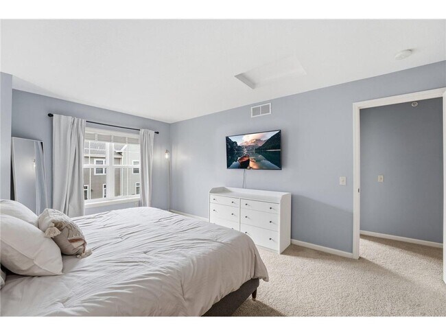 Building Photo - 8103 Oakview Dr N
