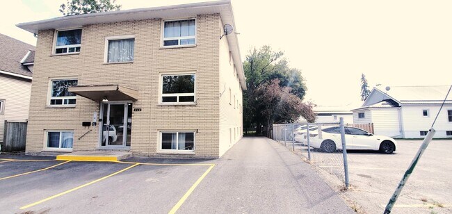 Building Photo - 193 Victoria Av