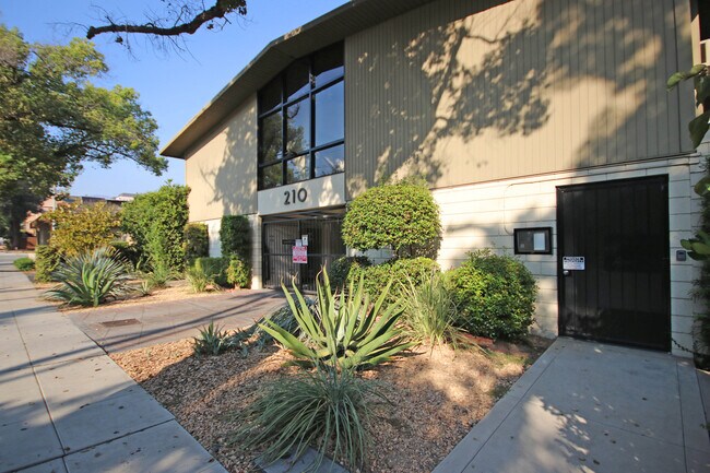 Foto del edificio - 210 S Oak Knoll Ave