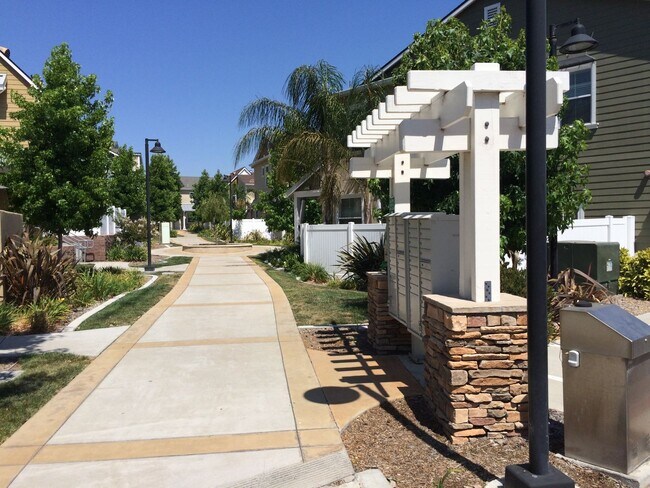 Building Photo - Spacious 2 Bedroom 2 Bath Home