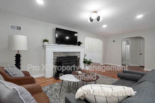 Foto del edificio - 1140 S Stewart Ave