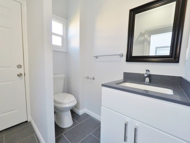 Building Photo - Beautiful Remodeled 1BR- 1 Month Free- w/ ...