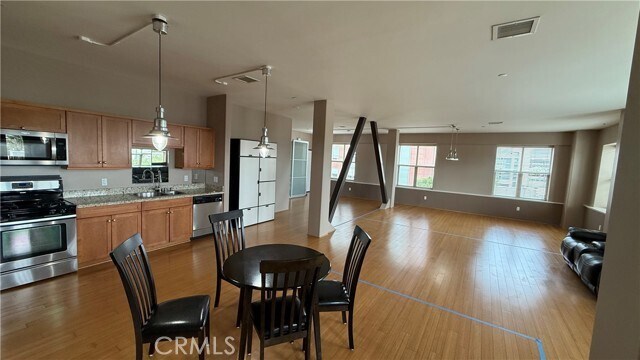 Foto del edificio - 255 W 7th St