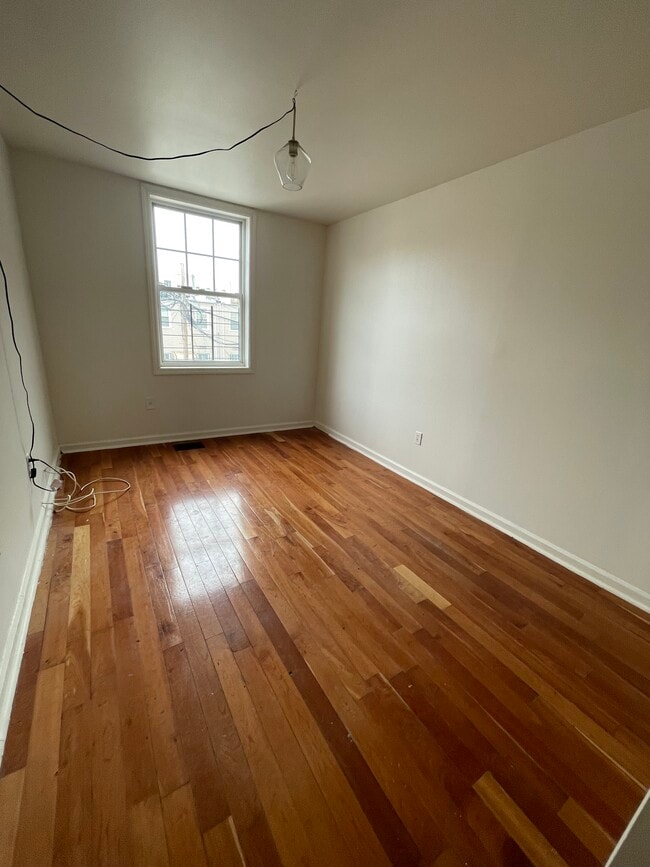 Dormitorio 2 - 495 Snediker Ave