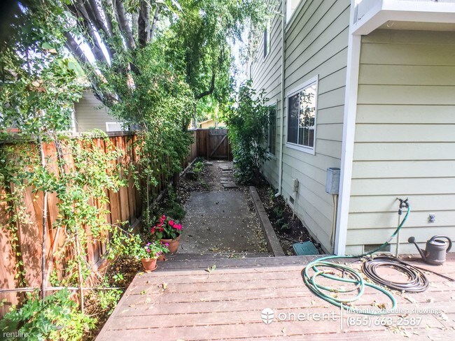 Building Photo - 2 br, 2.5 bath Condo - 201 Ada Ave #4 -