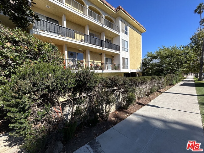 Building Photo - 1033 6th St