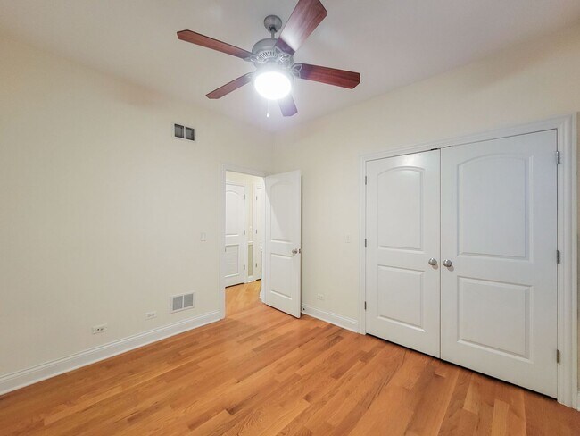 Foto del edificio - 3230 N Kenmore Ave