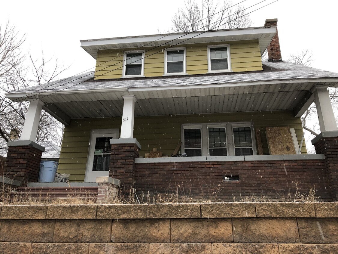Foto principal - Huge 5 Bed 2 Bath home near UWEC with big ...
