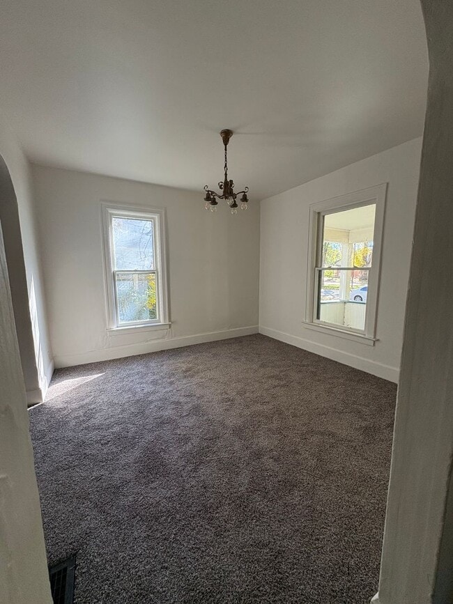 Foto del edificio - Charming 4-Bed, 2-Bath Home on Corner Lot ...