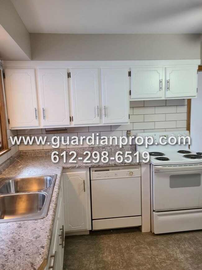 Building Photo - Updated House Near Hamline Available Septe...