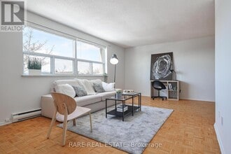 Building Photo - 49 Wellington St