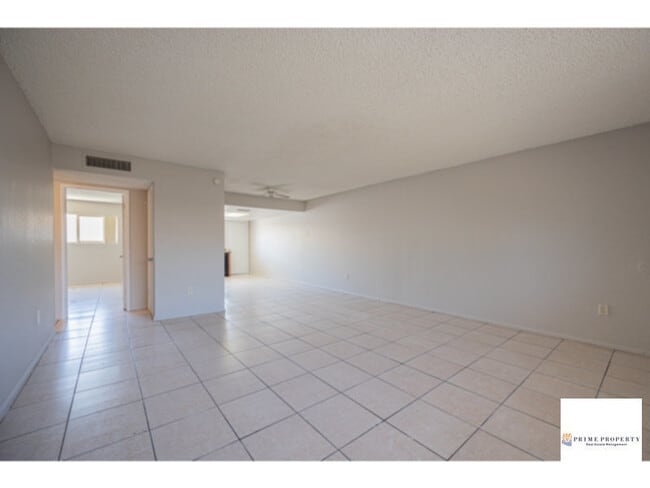 Building Photo - Wow! Absolutely gorgeous Phoenix 2/1 condo...
