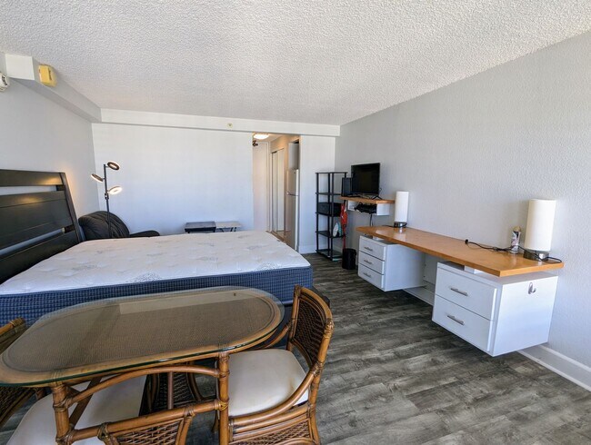 Foto del edificio - Partially Furnished  Studio with 1-Bath at...