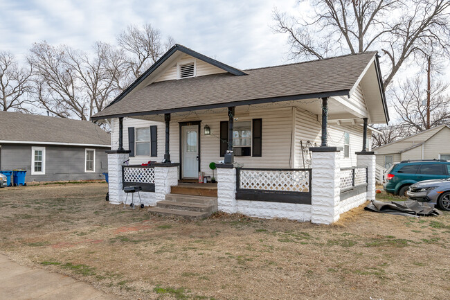 Building Photo - 423 S Lewis St