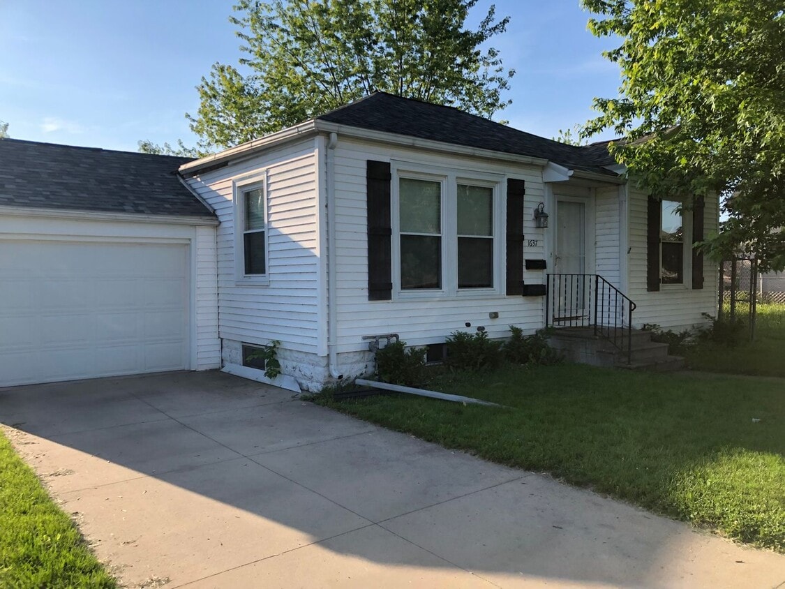 Primary Photo - Awesome 2 bedroom 1 bath with basement, fe...