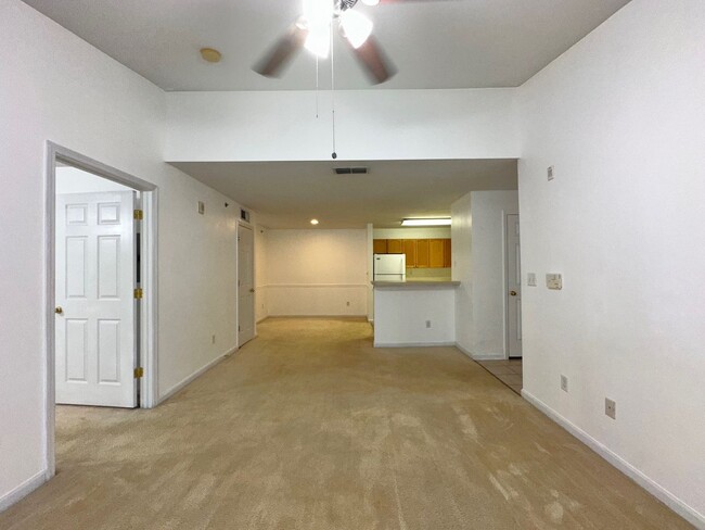 Building Photo - Gated Community! Close to the Beach and sh...