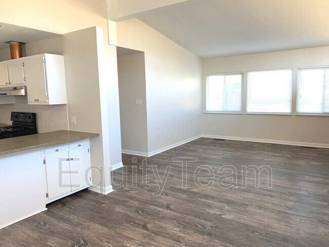 Building Photo - 4946 Bayside Dr