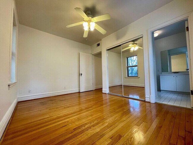 Building Photo - 6242 Southwood Ave - 2S