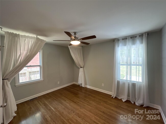 Building Photo - 3001 Hilliard Dr