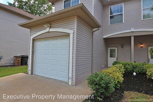 Building Photo - 1353-1353 Amblewood Dr