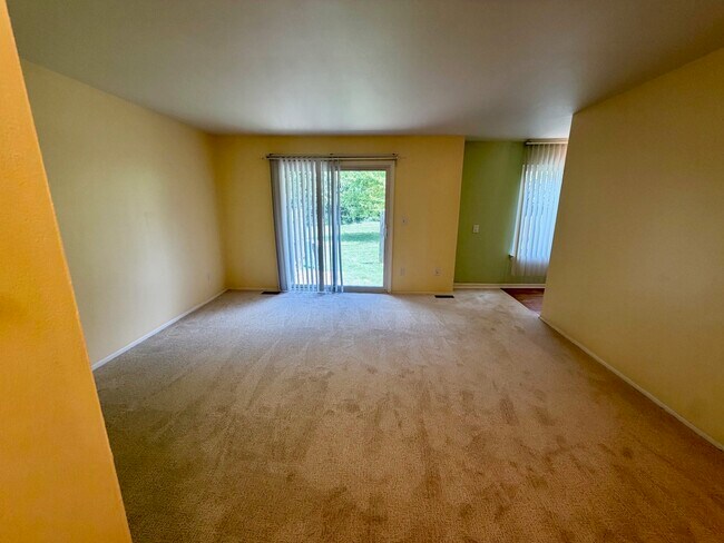 Sala de estar con alfombra nueva en 2026. - 3234 Bolgos Cir