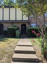 Building Photo - 940 Southmoor Dr