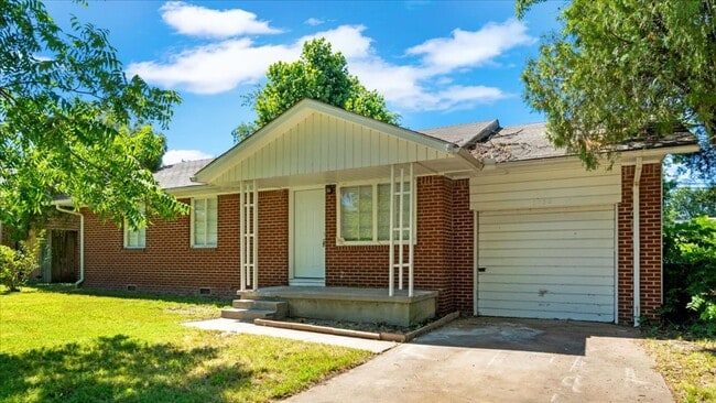 Building Photo - 3 bedroom / 2 bath just updated!