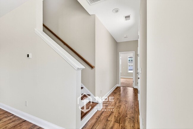 Building Photo - Modern Comfort & Easy Living in Goose Creek