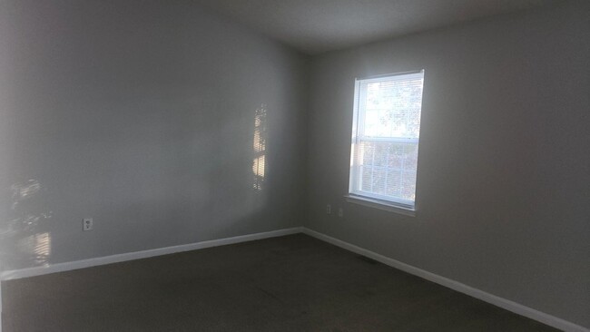 Building Photo - "Spacious 3-Bedroom Townhouse with Finishe...