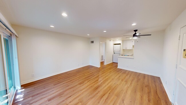 Foto del interior - 6 WEEKS FREE!! Steps from Fallbrook Mall