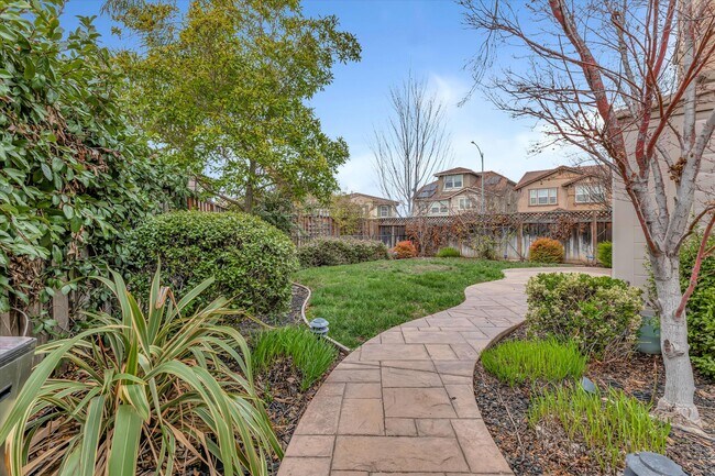 Building Photo - 300 Crestridge Ct