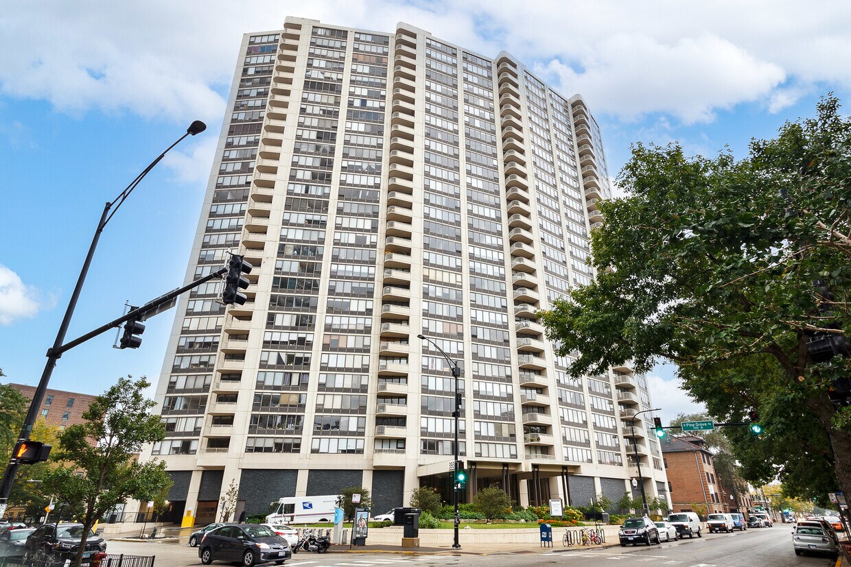 Foto principal - 3930 N Pine Grove Ave