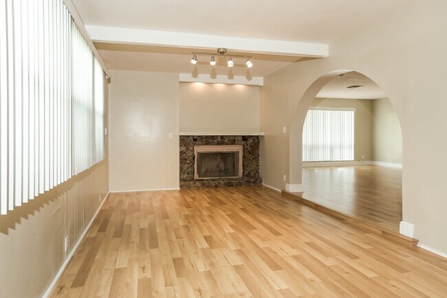 Building Photo - 2050 NE 60th St