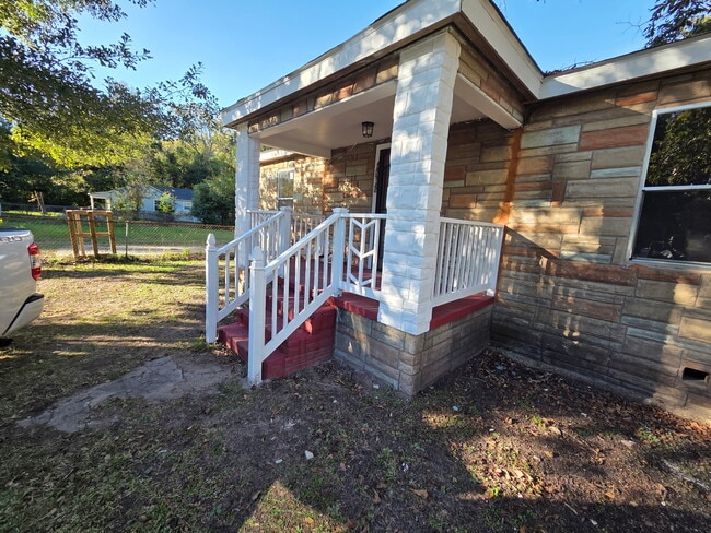 Building Photo - 2866 Edgewood St