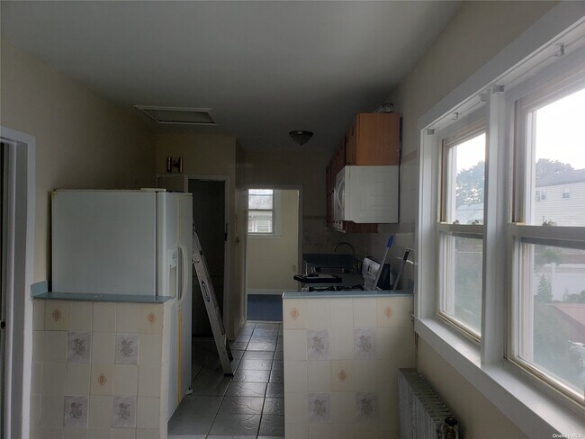Building Photo - 33 Kingston Ave