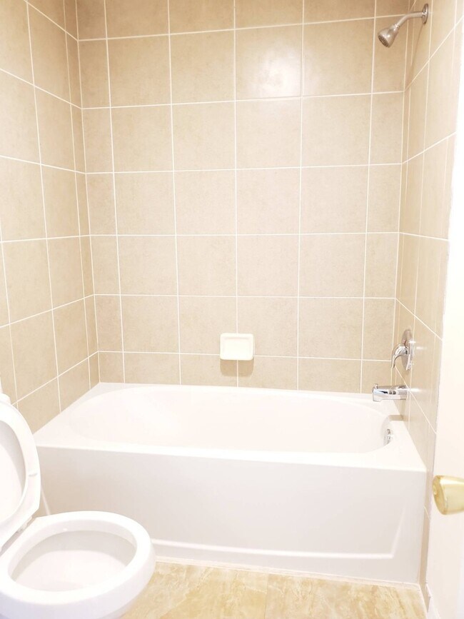 Foto del edificio - 3 bedroom 2 bath rental NO FENCE