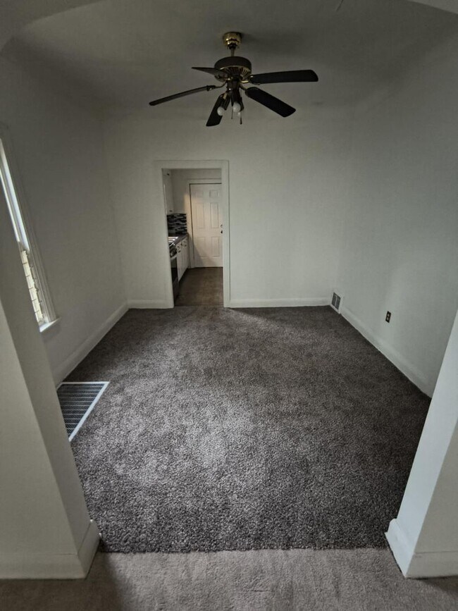 Foto del edificio - Cute 2 Bedroom with Backyard and Basement