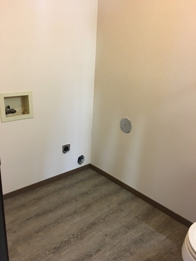 Building Photo - 1170 Dodds Dr