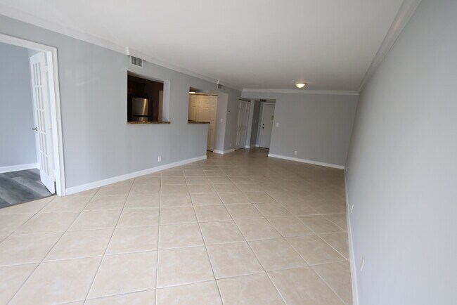 living room - 1000 Parkview Dr