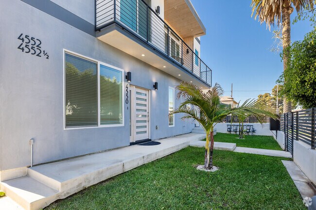 Entrada principal - 4550 W 18th St