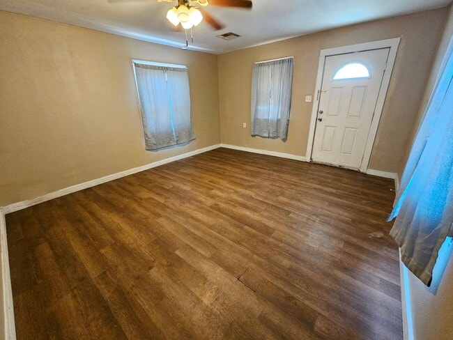 Building Photo - 2 Bedroom/2 Bath Home with Refrigerated Ai...