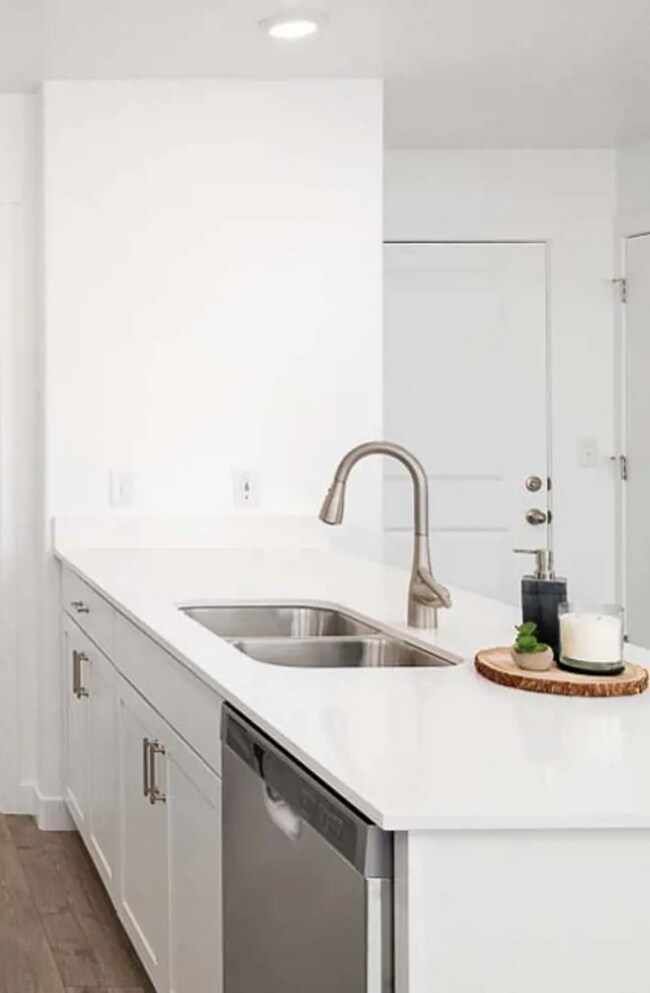 Kitchen - 645 Hal St