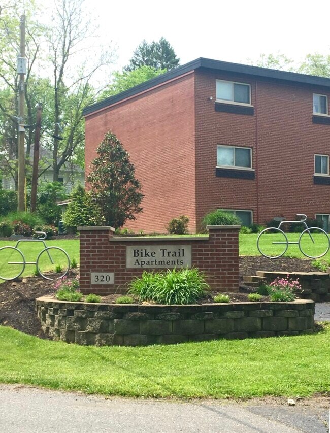 Apartamentos con senderos para bicicletas - 320 Hanna Ave