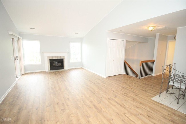Building Photo - 15504 Claremont Dr