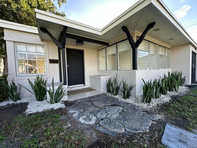 Building Photo - 404 SE 14th St