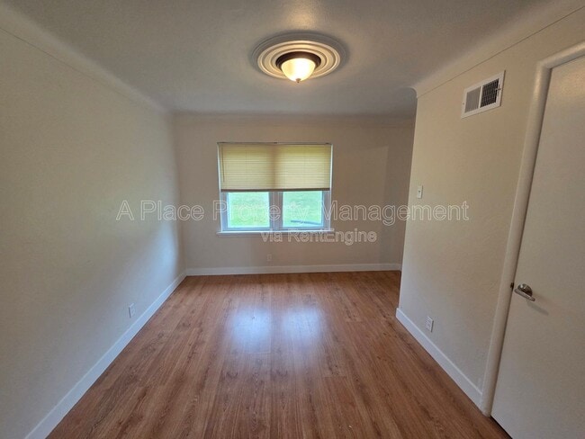 Building Photo - 204 Hawkesbury Dr