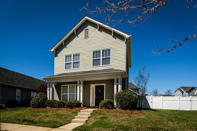 Building Photo - Charming 3BD/2.5BA Home w/ Rocking Chair F...